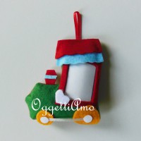Trenini in feltro per decorare l'albero di Natale con la foto del vostro bambino
